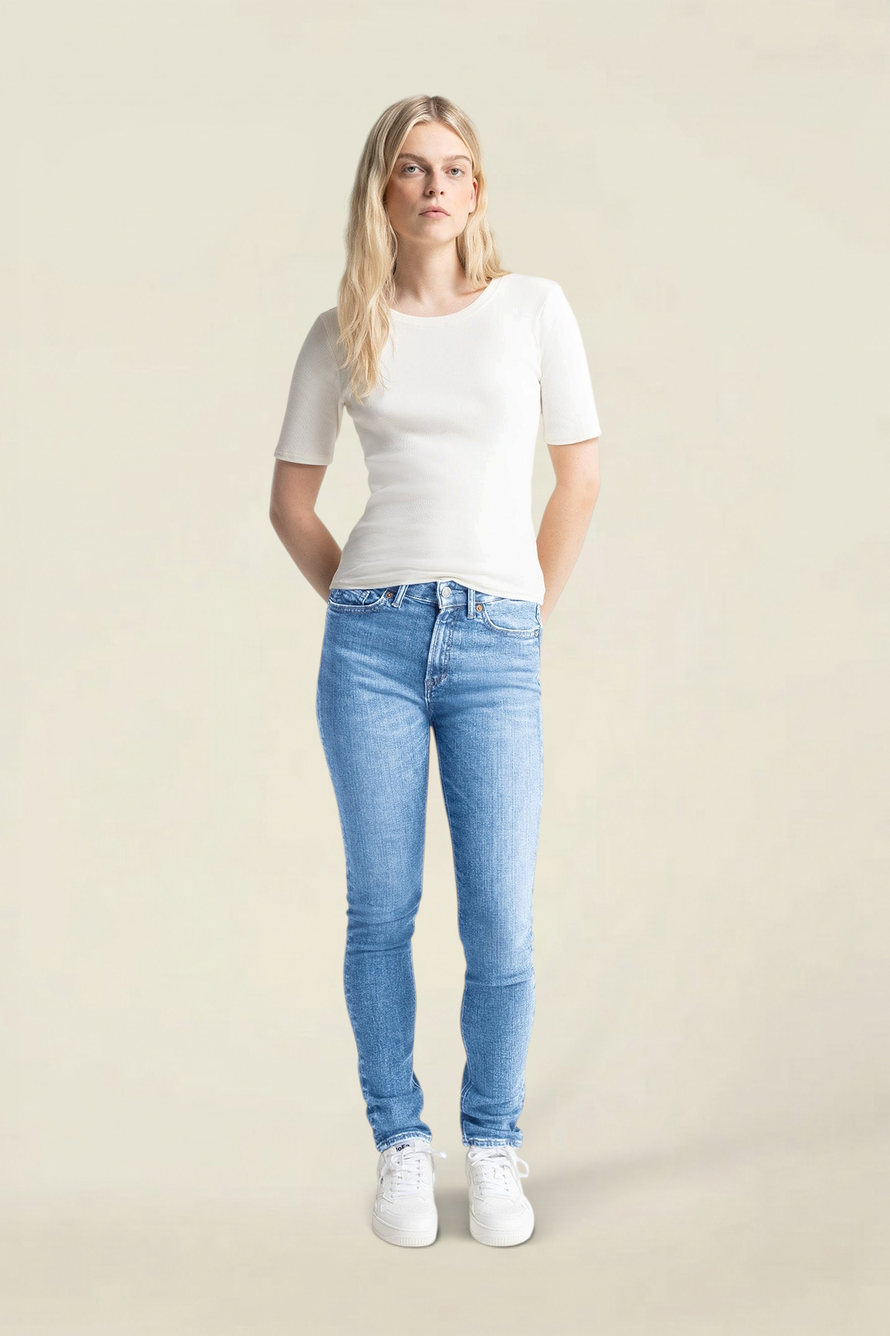 Jean slim en coton bio et recyclé | bleu clair "Juno medium - journey light used" | Journey-light-used