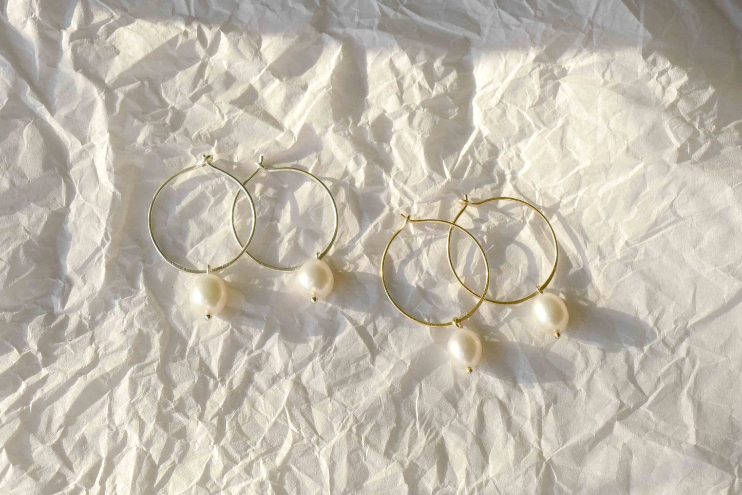 Boucles d'oreilles avec perle en argent recyclé - Silver Pearl Hoops