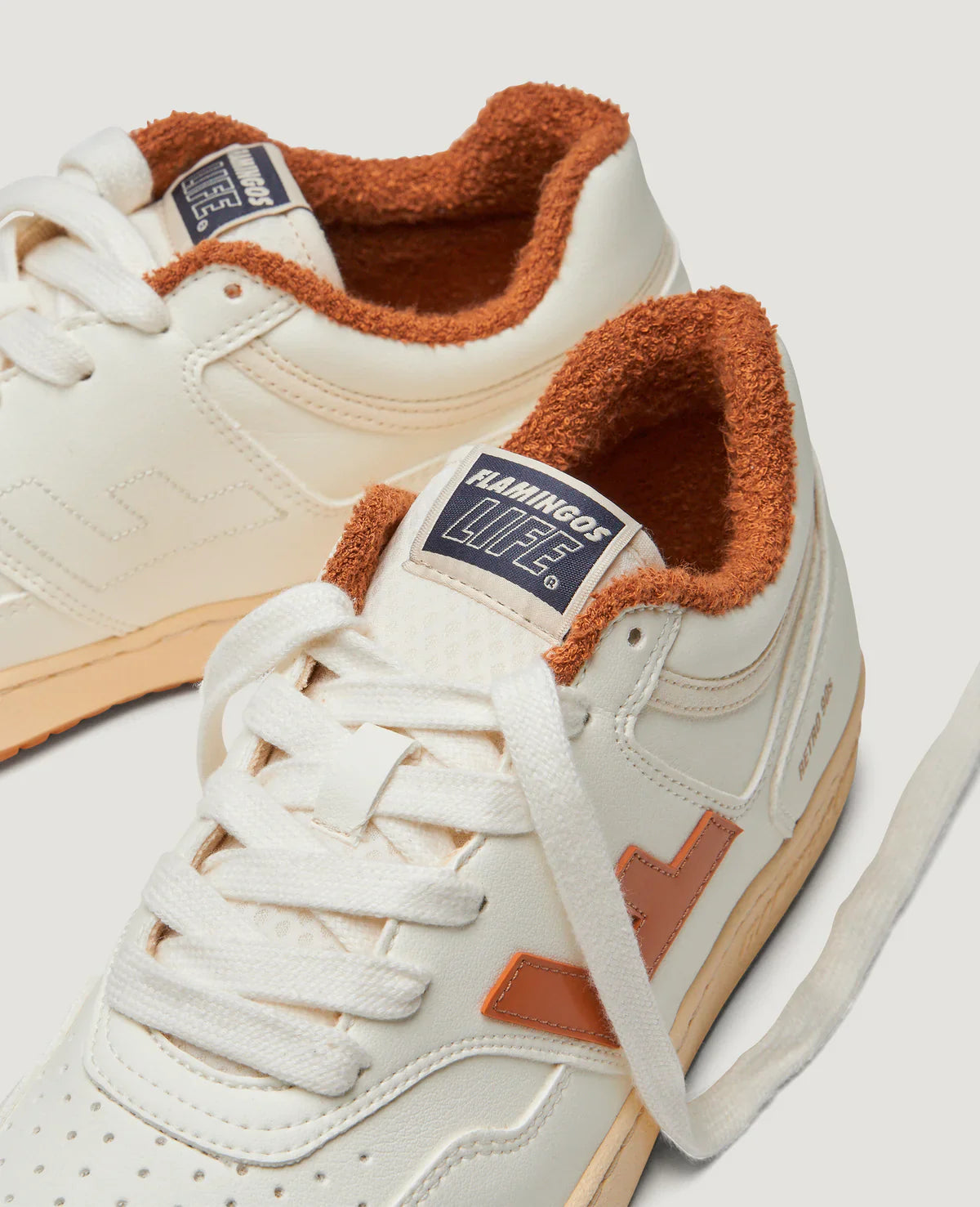 Baskets vegan en recyclé | écru et orange "retro 90s pearl vanilla toffee"
