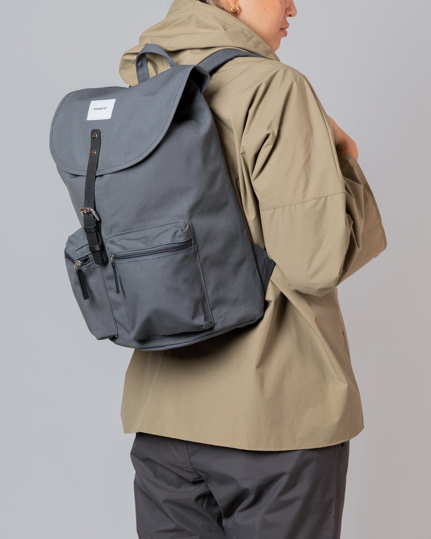 Sac à dos bleu en coton bio et matière recyclée - roald dark slate with black leather