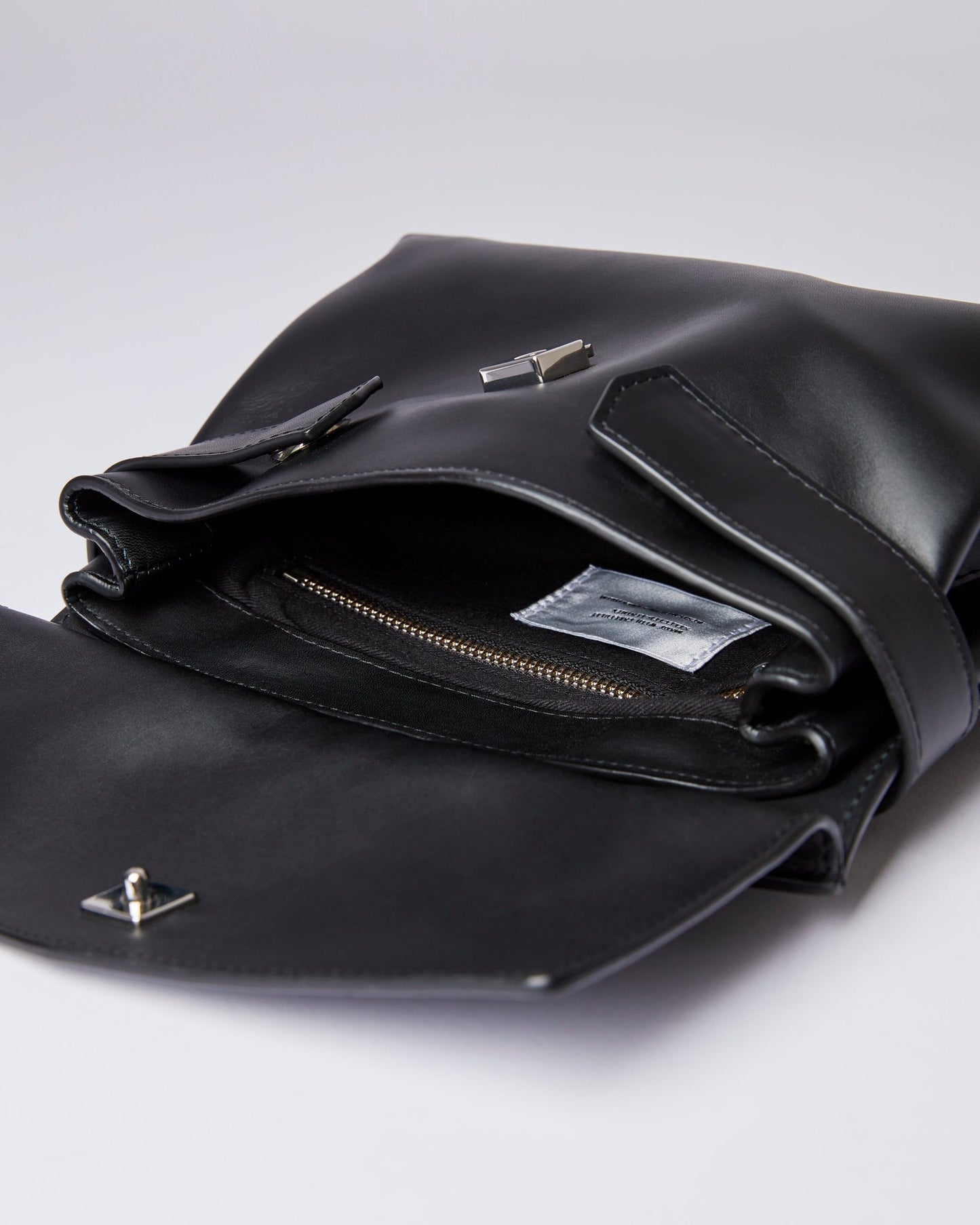 Sac à bandoulière en cuir certifié | noir "signe black"