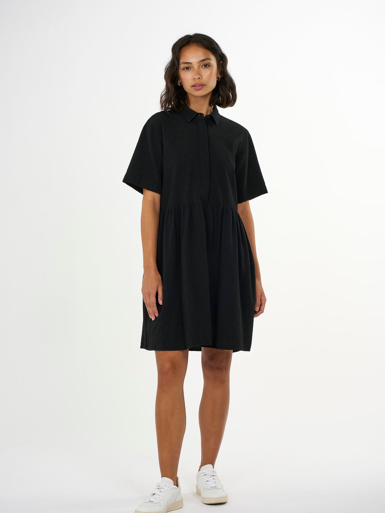 Robe chemise en seersucker en coton bio | noir "short shirt dress black jet"