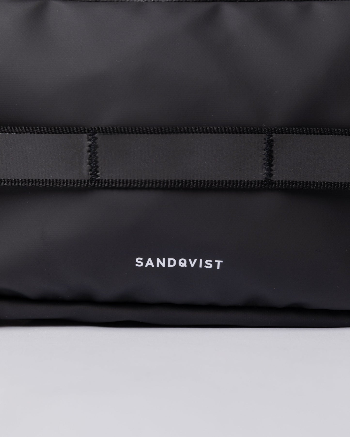 Sacoche imperméable et fonctionnelle en matière recyclée | noir "uno black"