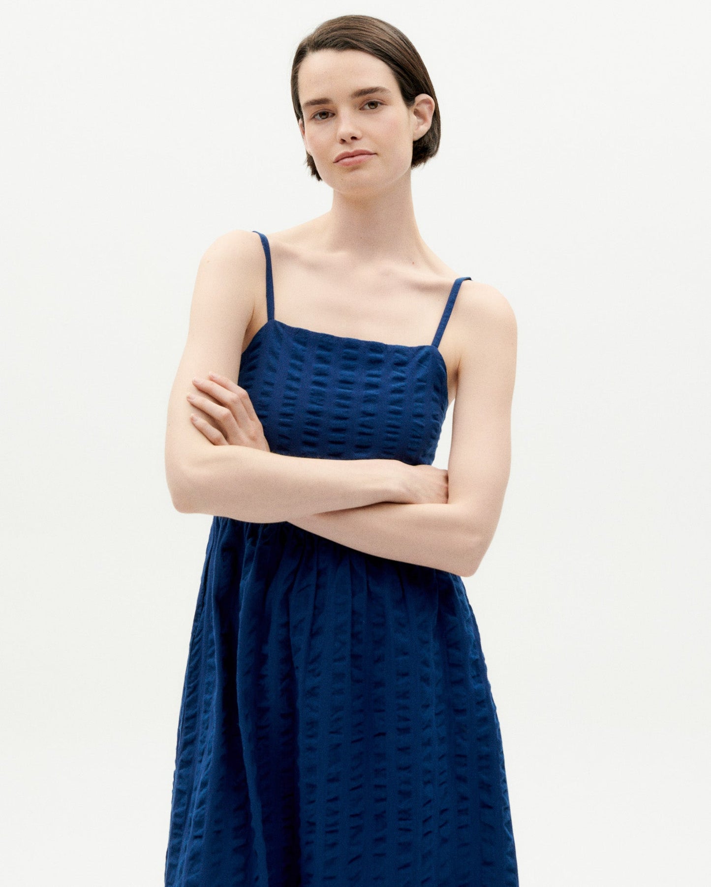 Robe midi à bretelles en coton bio | bleu "navy big seersucker paola dress"