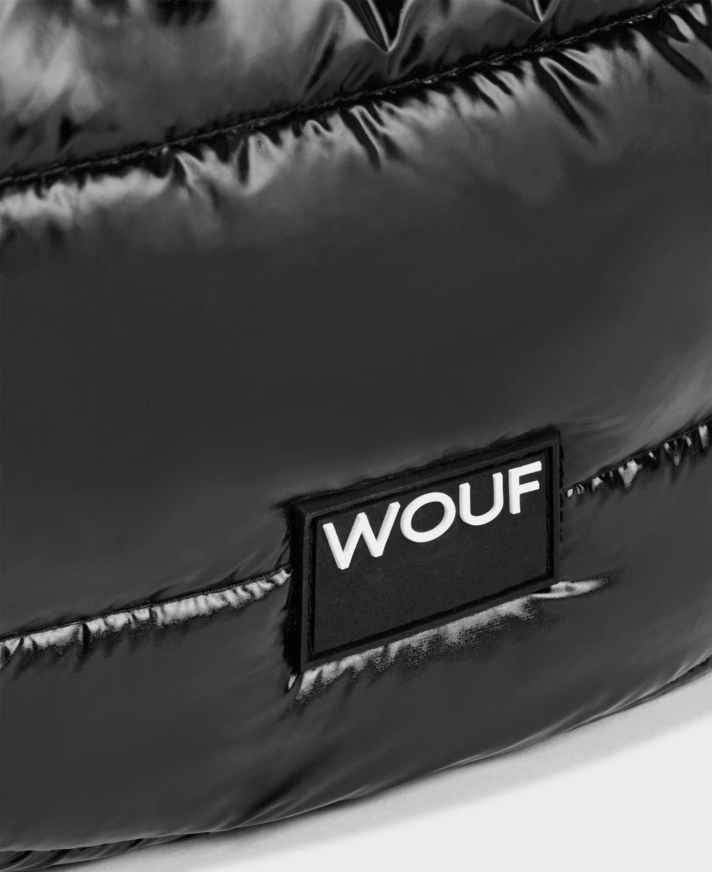 Banane matelassée en recyclé | noir "glossy black crossbody bag"