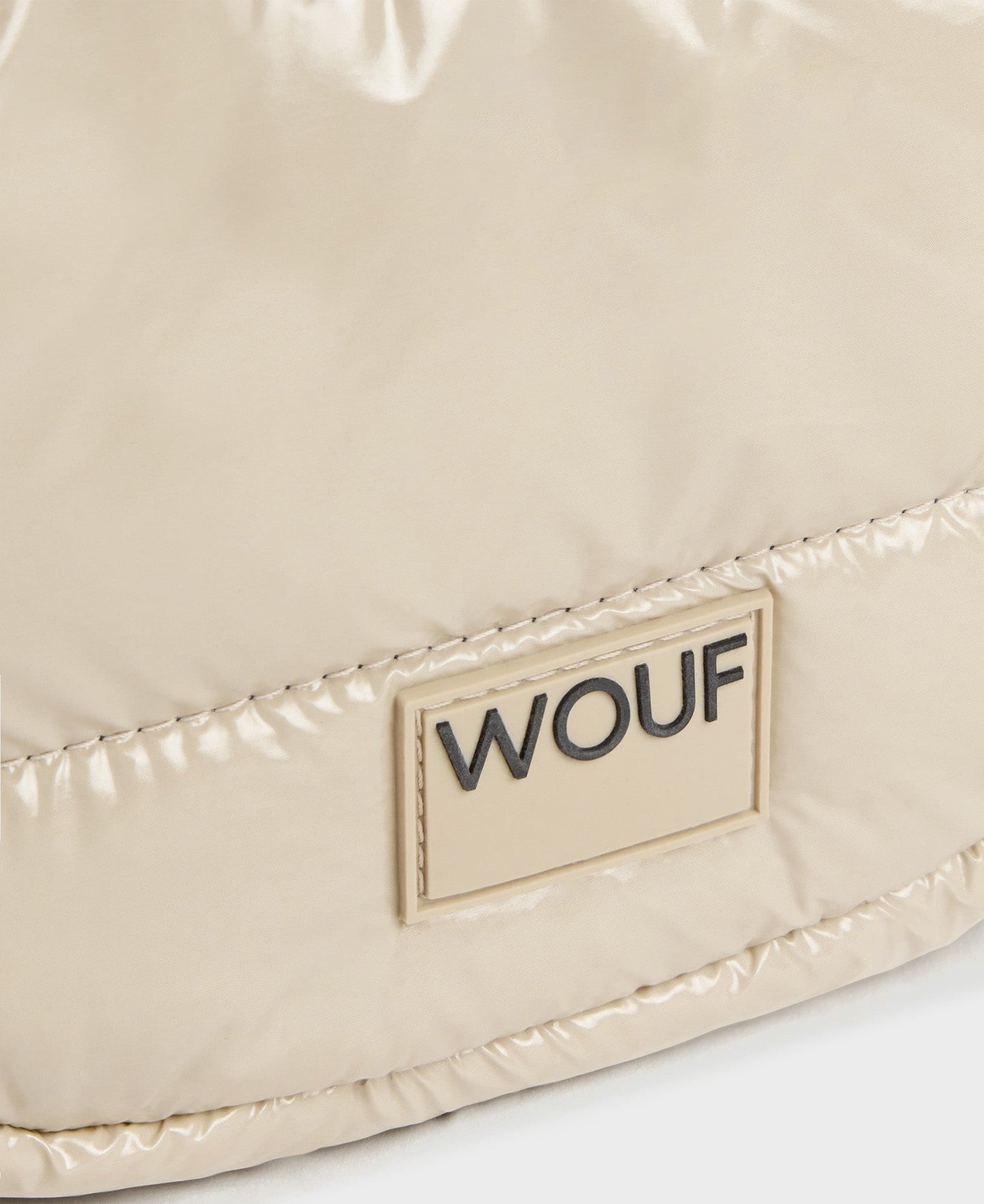 Banane matelassée en recyclé | Beige "air glossy crossbody bag"
