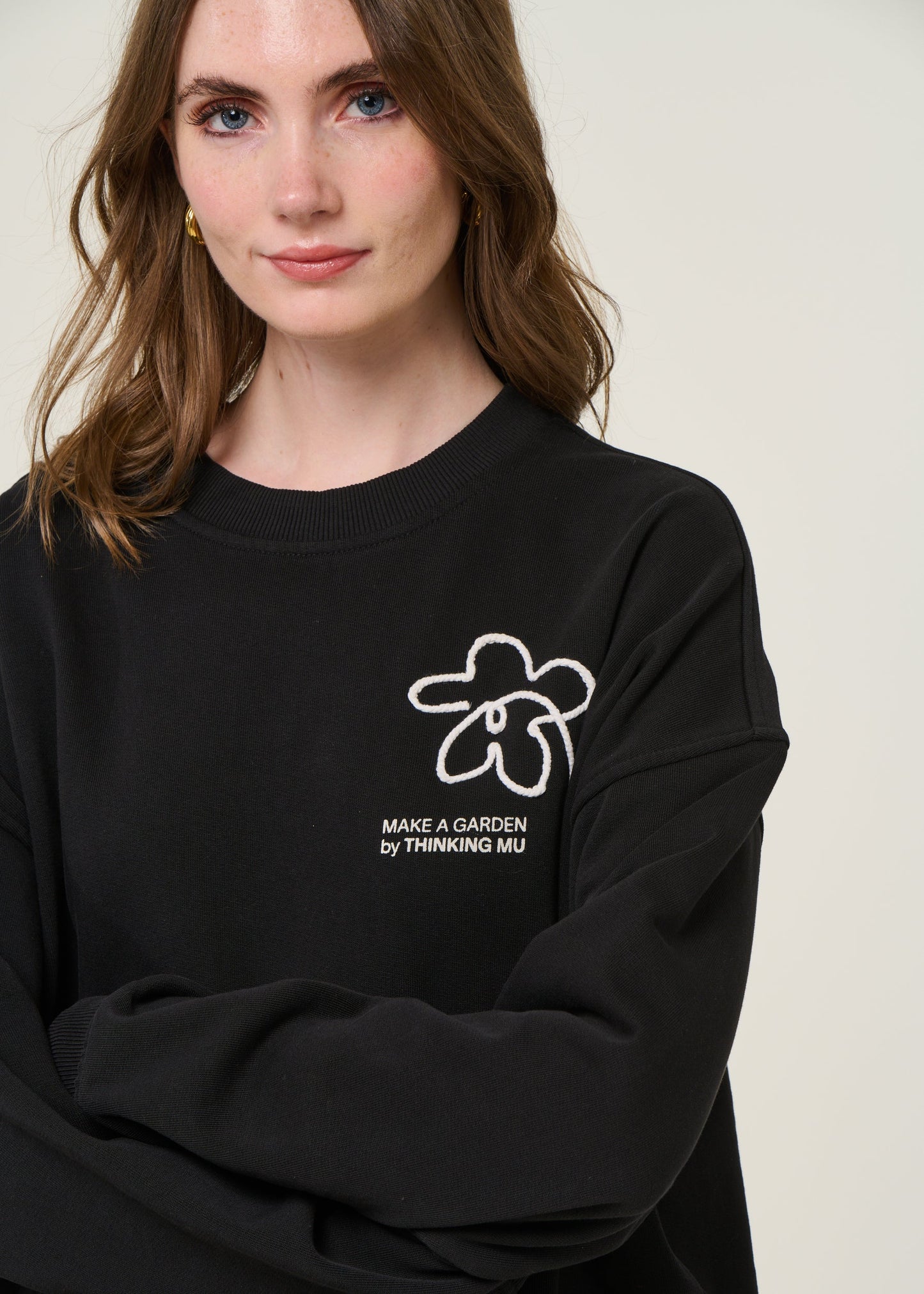 Sweatshirt oversize brodé en coton bio | noir "flower rope black jimena sweatshirt - black"