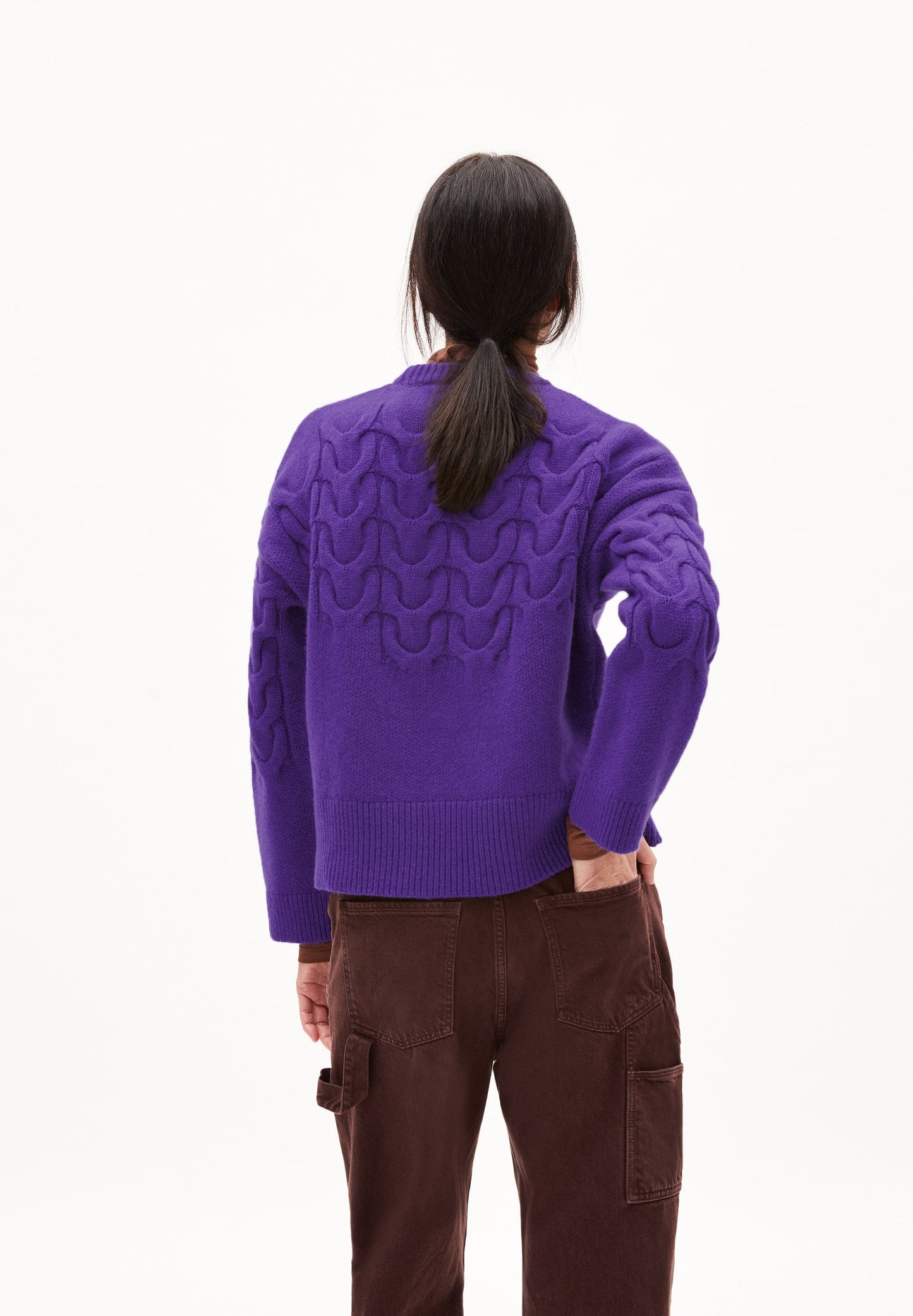 Pull maille en laine bio et recyclée | violet "brunaa cable - indigo lilac"