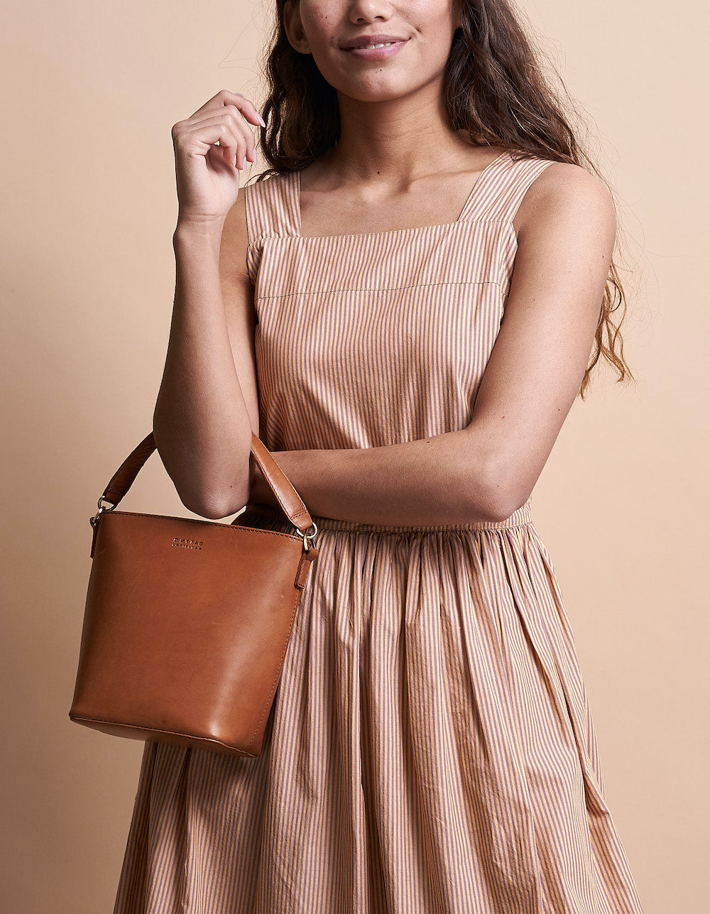 Sac seau en cuir certifié | camel "bobbi bucket bag midi cognac classic leather"