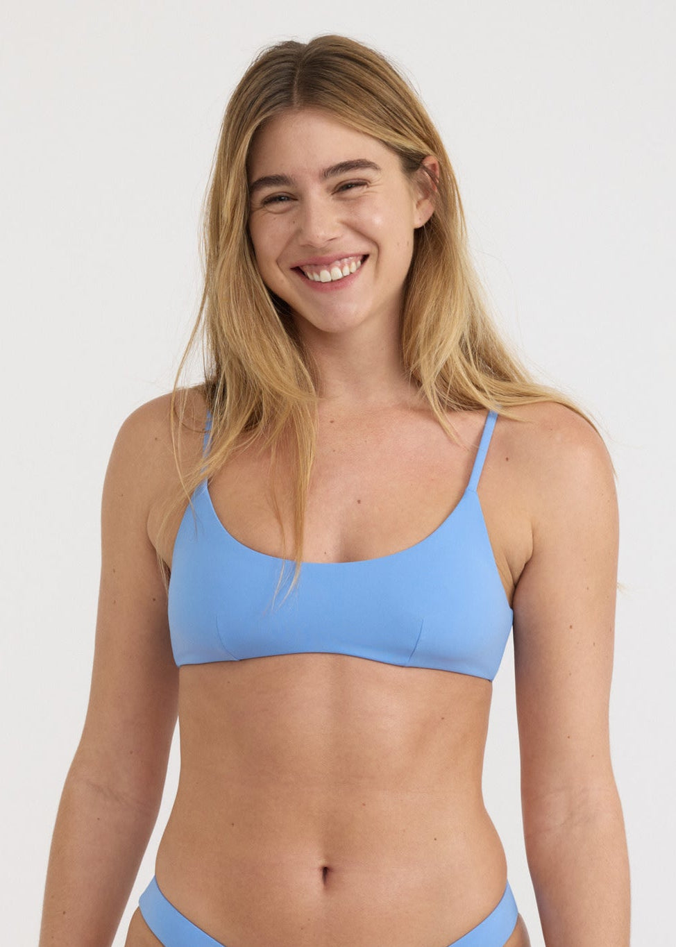 Haut de maillot en matières recyclées | bleu "swim scoop bikini top - dove blue"