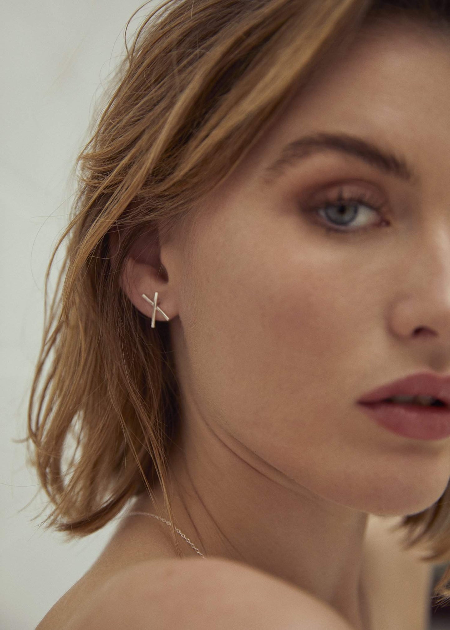 Boucles d'oreilles studs double barre en or recyclé 9ct - Kiss