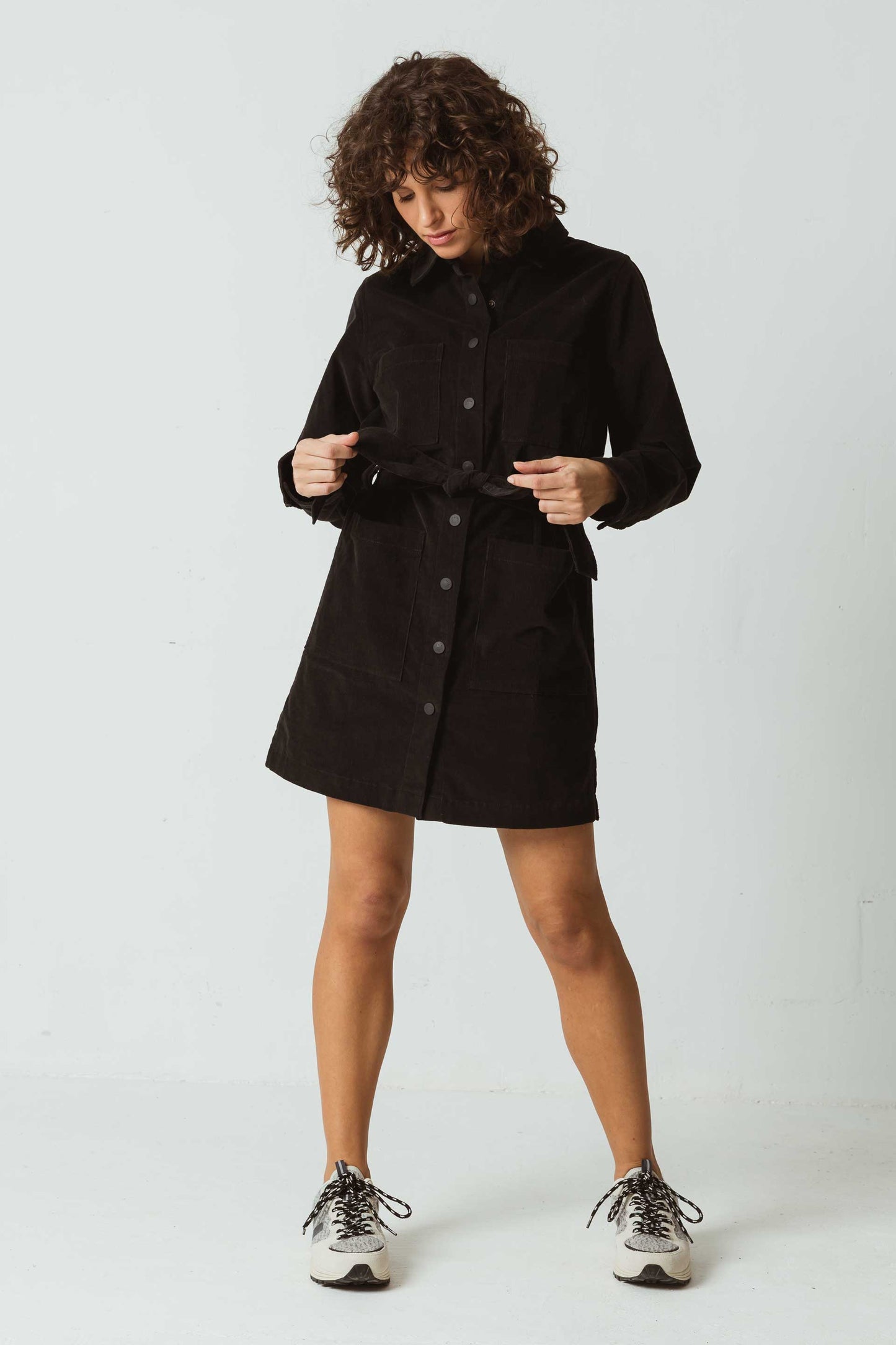 Robe chemise en velours côtelé de coton bio | noir "danae dress - f232n"