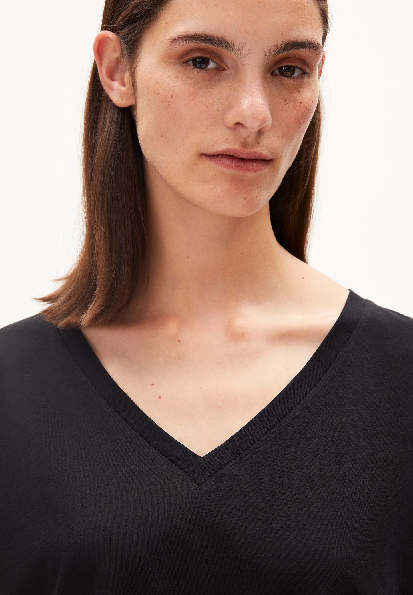 T-shirt col v en coton bio | Noir "demikaa black"