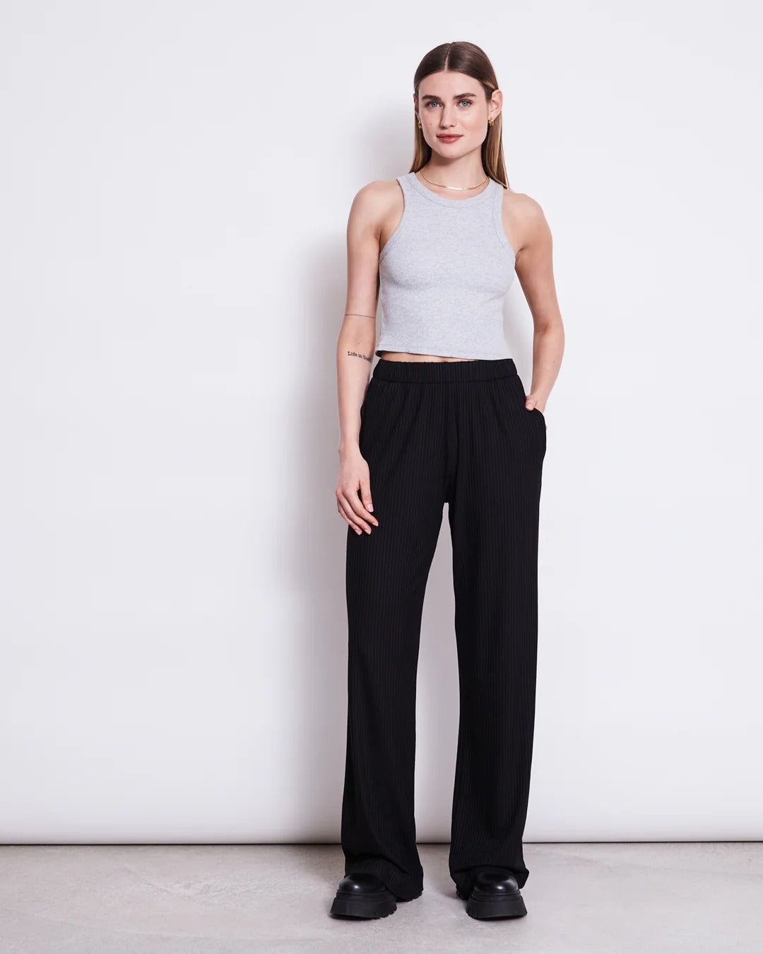 Pantalon large côtelé en tencel version courte | Noir "smilla black short"