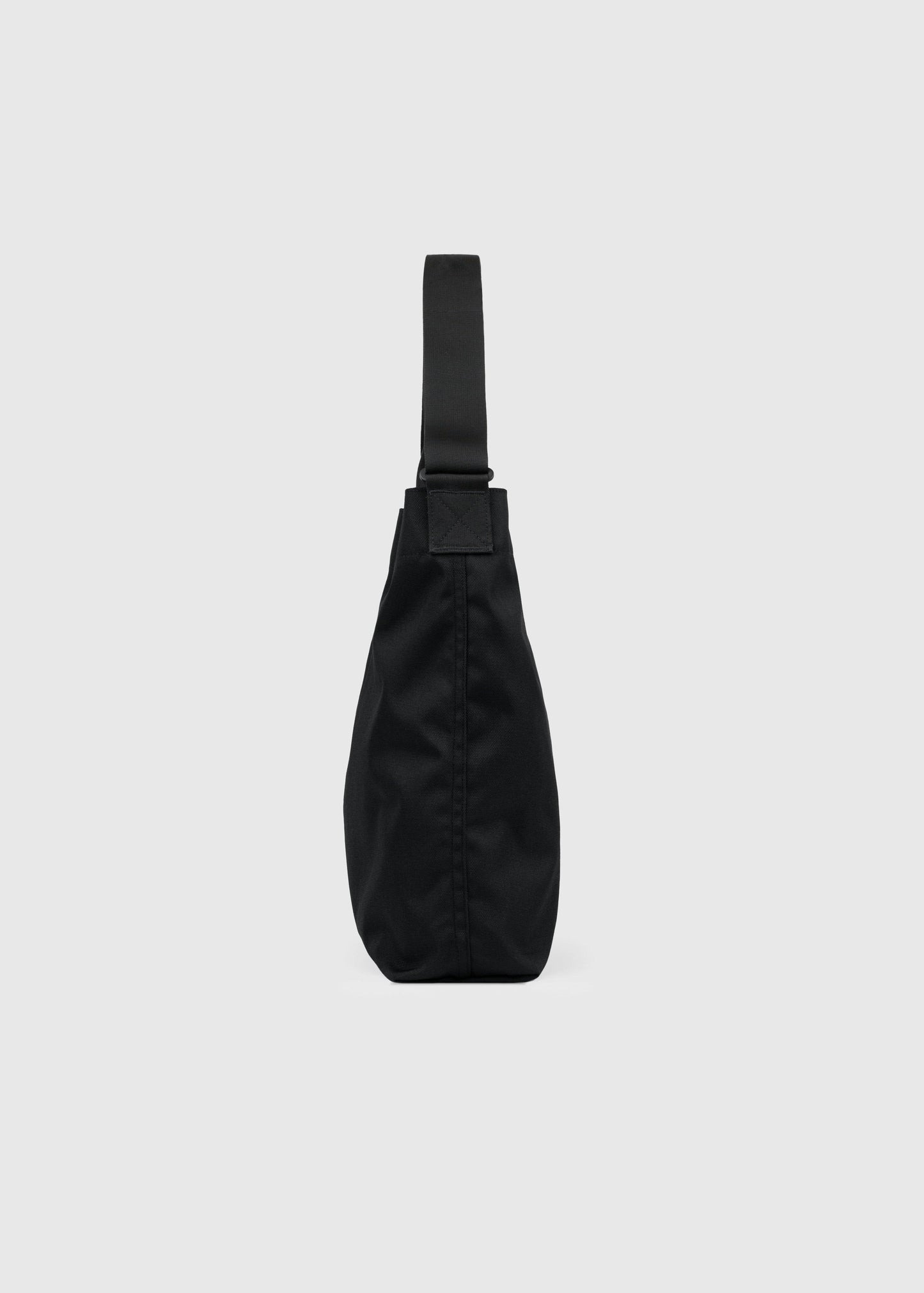 Sac tote/bandoulière 19L en matière recyclée | noir "ground shopper bag - black"