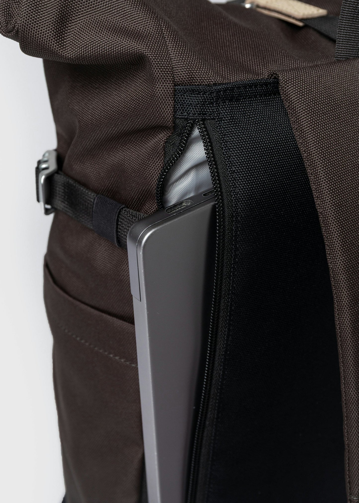 Sac à dos 23L en matière recyclée | marron "icon rolltop backpack m - brown with natural leather"