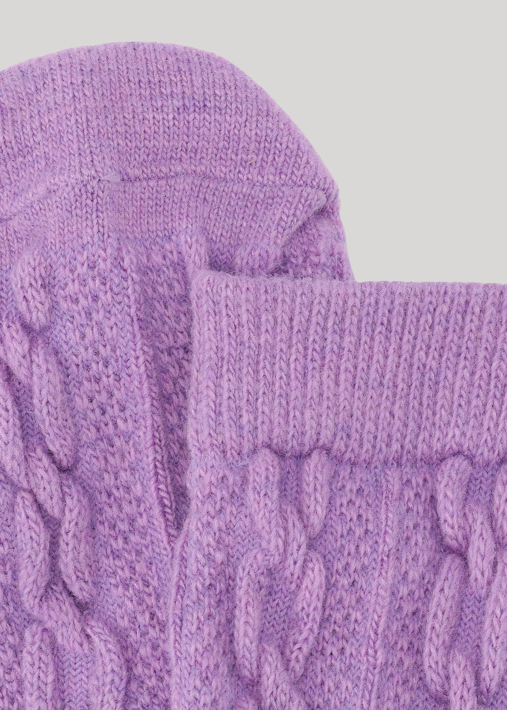 Chaussettes en tricot torsadé de laine recyclée | violet "saga cable knit cashmere purple"