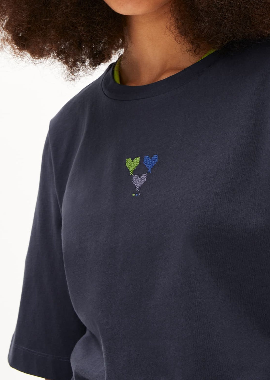 T-shirt ample brodé en coton bio | bleu "layaa delight night sky"