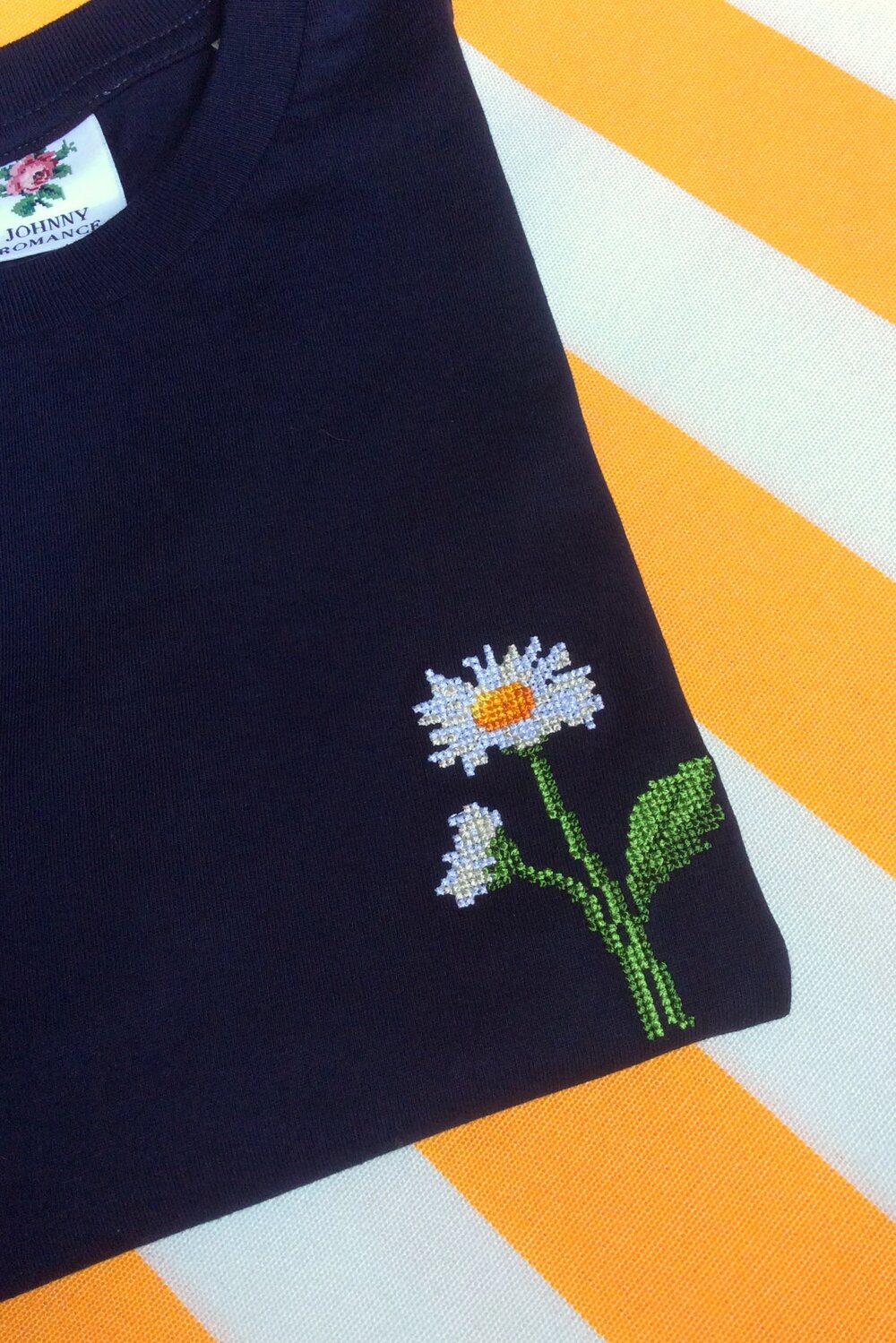 T-shirt brodé marine en coton bio - Marguerites