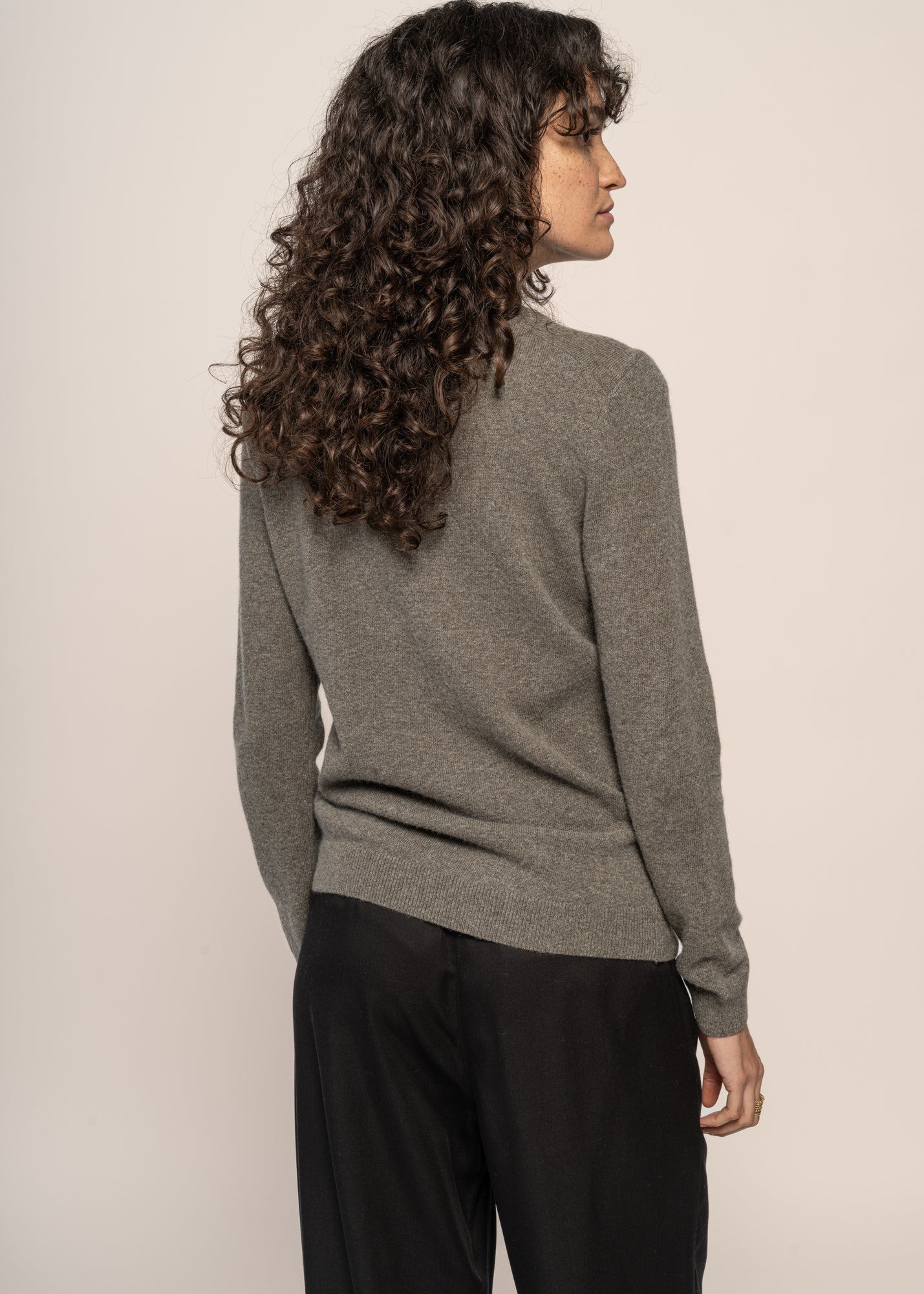 Pull en laine mérinos recyclée | kaki "light merino wool crew - dusty olive"