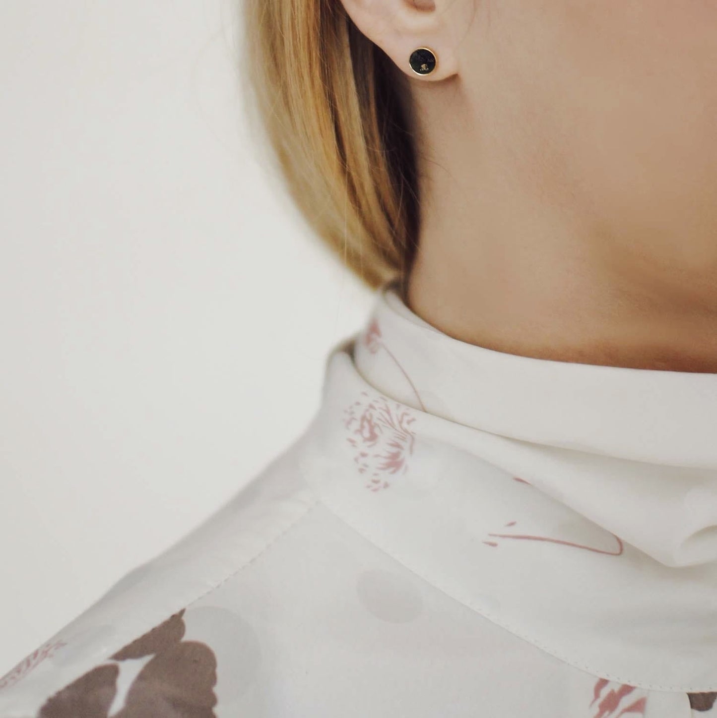 Boucles d'oreilles en argent plaqué or | Pierre en néphrite "small earrings studs with nephrite"