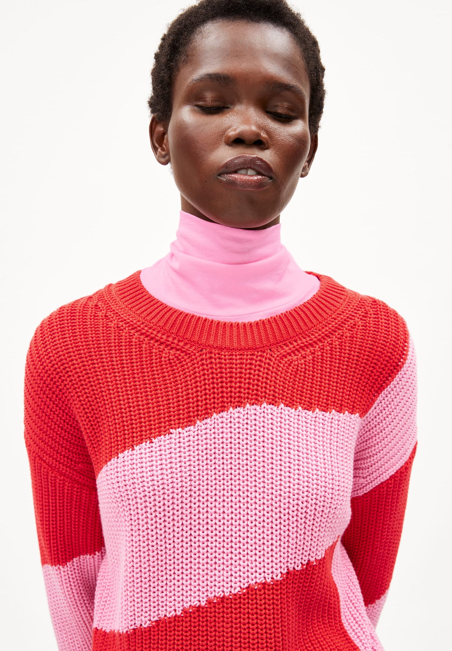 Pull ample en coton bio | rayé rouge et rose "nuriaas blockstripes red alert-pink me up more"
