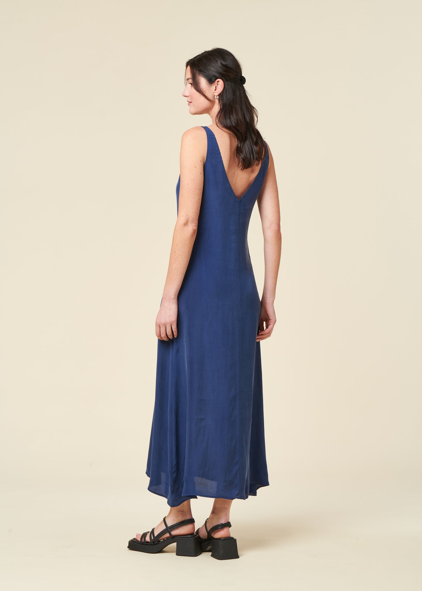 Robe longue en cupro | bleu "Cobalt sade dress - blue"