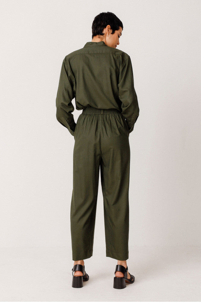 Pantalon carotte en coton bio et lenzing | kaki "pantalón amatza deep green"