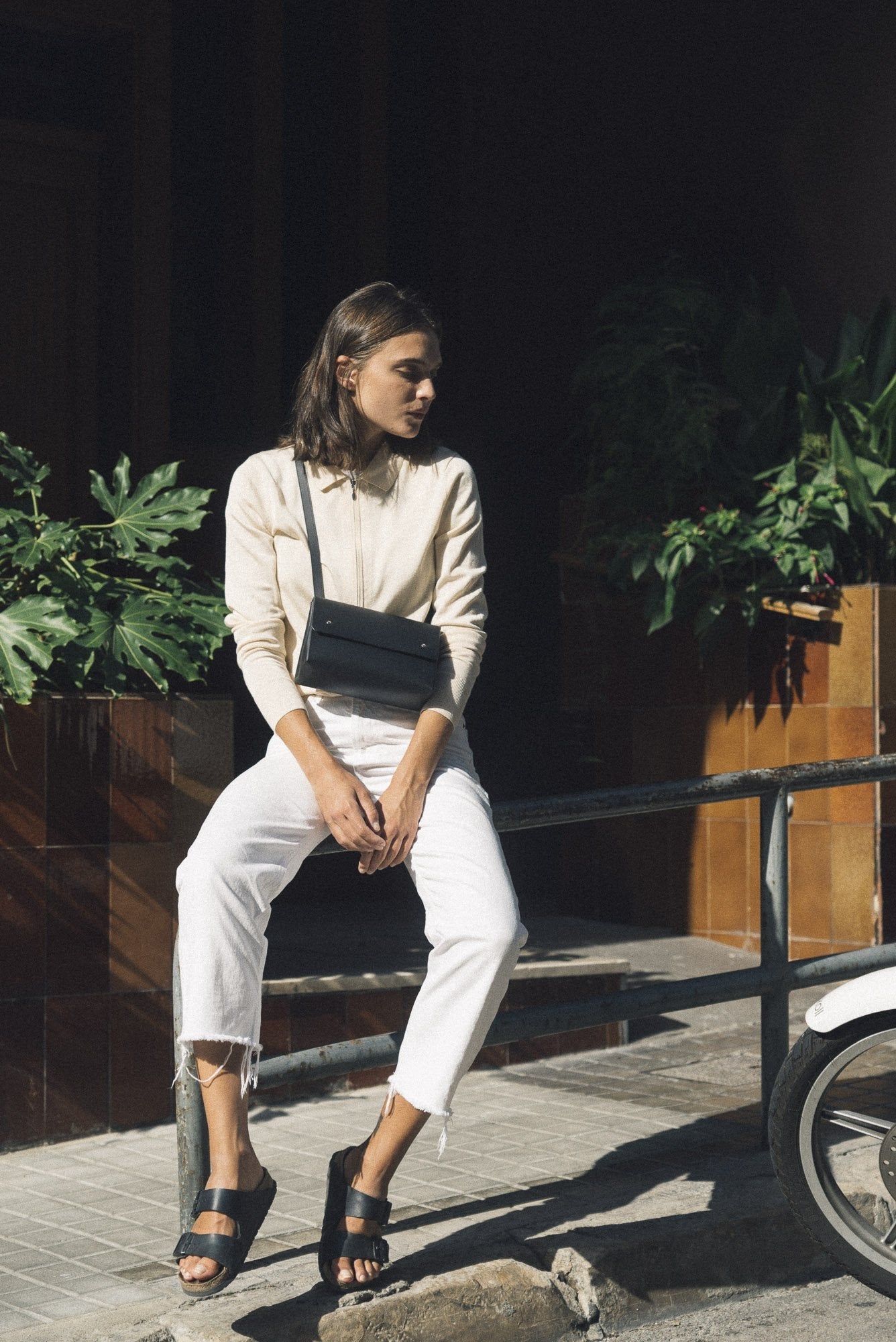 Sac noir en cuir recyclé - triangle bucket