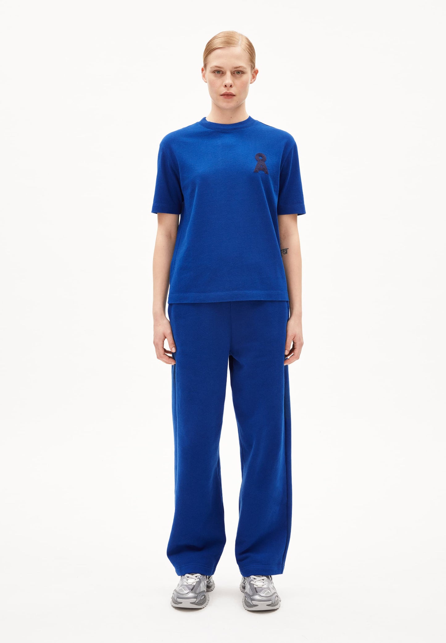 T-shirt épais en coton recyclé | bleu "tarjaa å embro - lapis blue"