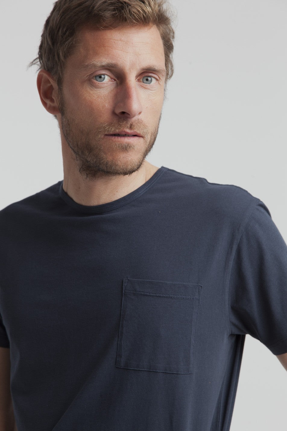 T-shirt uni marine avec poche en coton bio