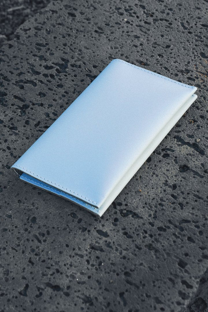 Portefeuille bleu ciel en cuir recyclé - flat purse