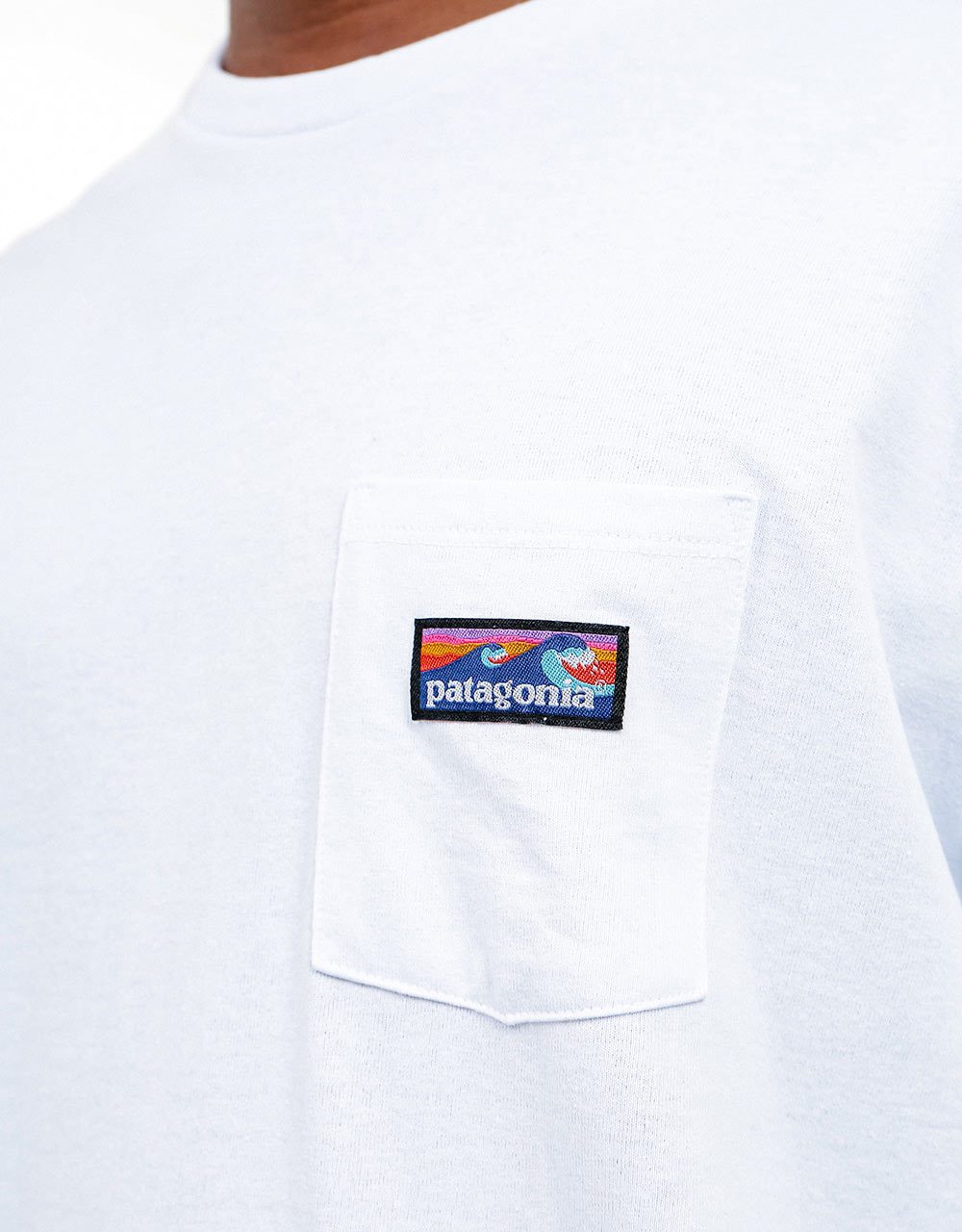 T-shirt blanc avec poche en recyclé - Boardshort label pocket