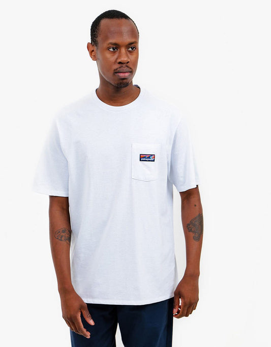 T-shirt blanc avec poche en recyclé - Boardshort label pocket