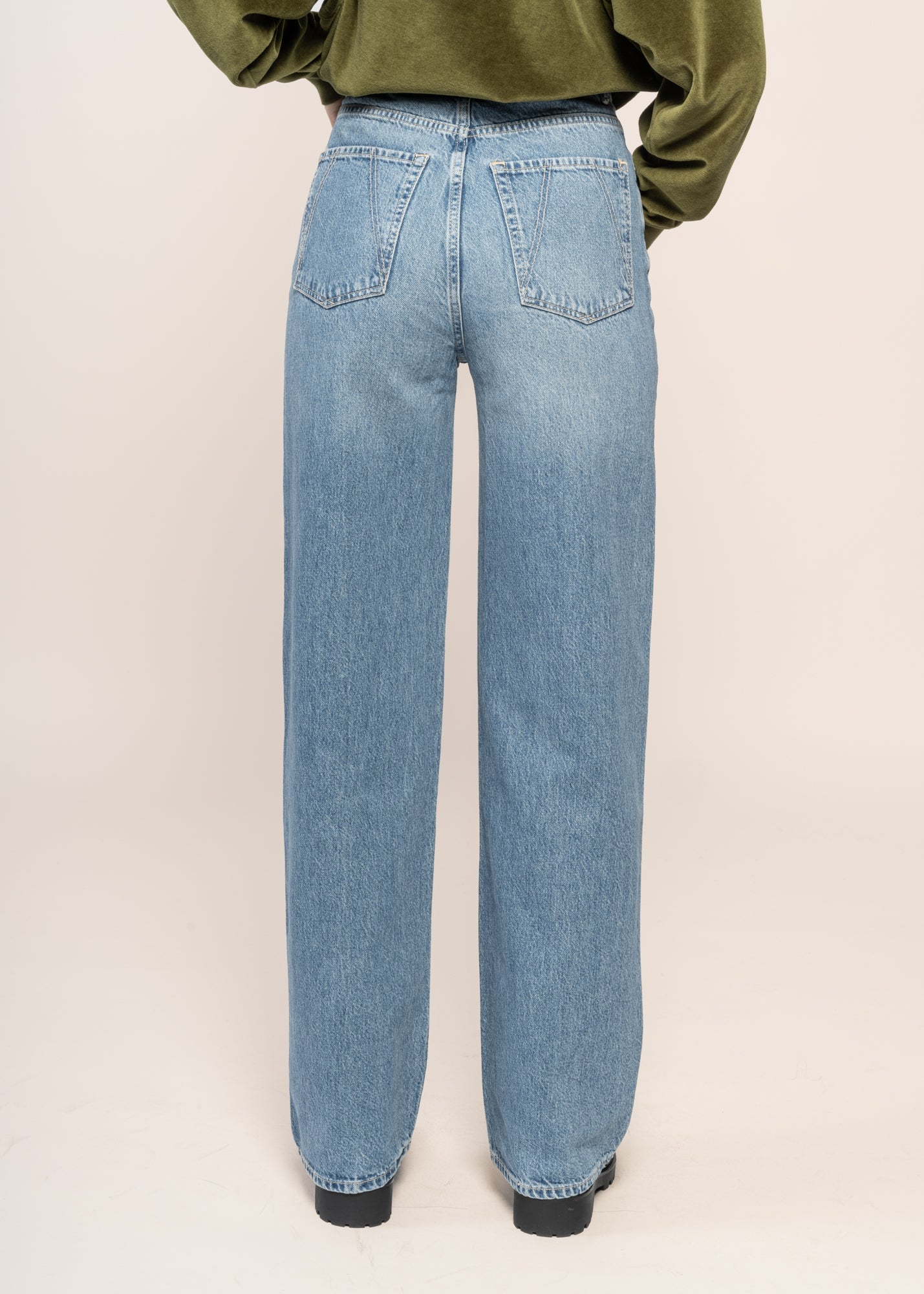 Jean ample en coton bio et matière recyclée | bleu "enijaa light cerulean"