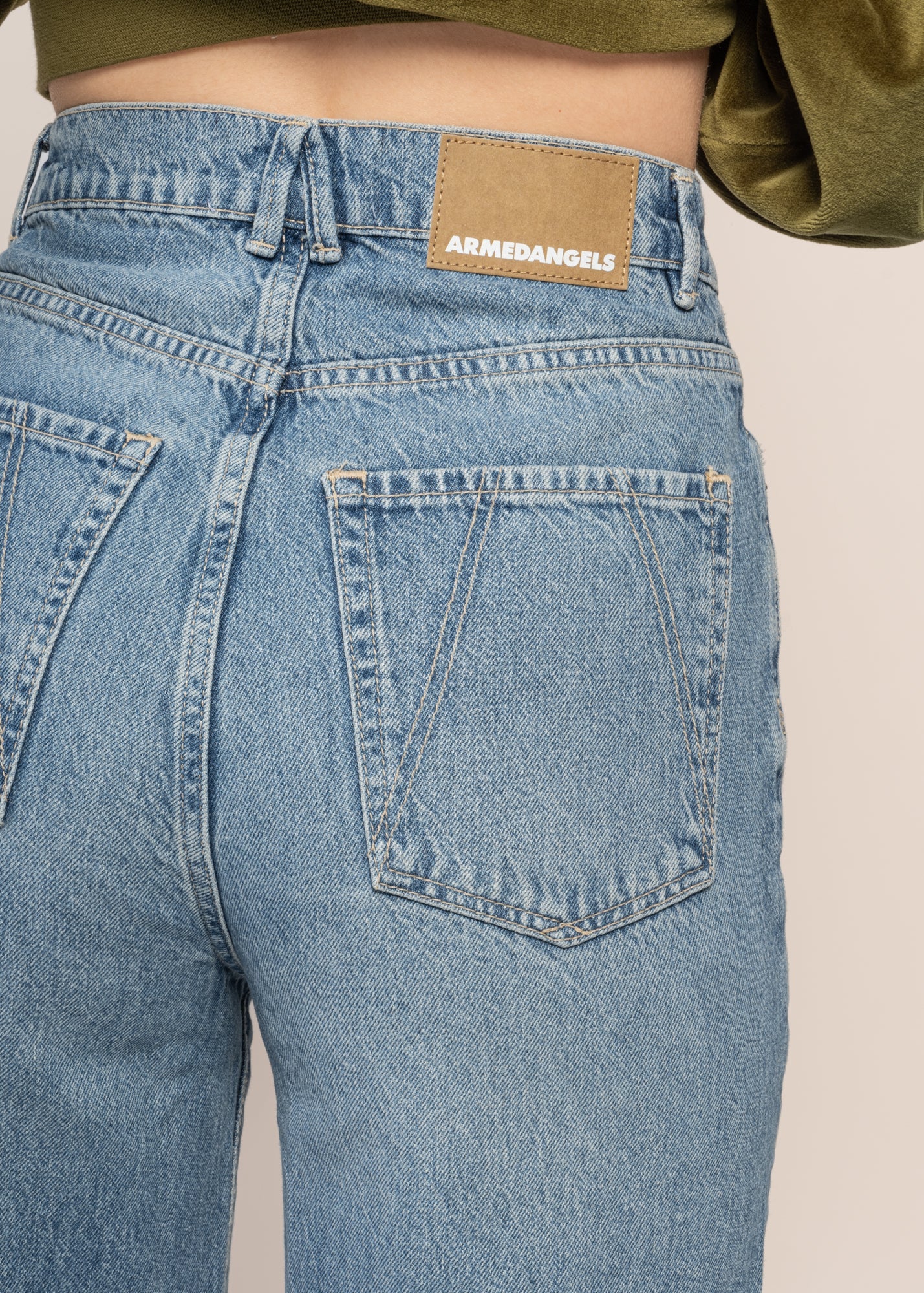 Jean ample en coton bio et matière recyclée | bleu "enijaa light cerulean"