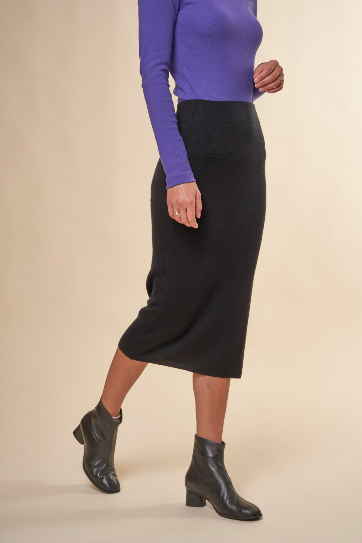 Jupe midi en laine certifiée | Noir "midi length merino knit skirt black jet"