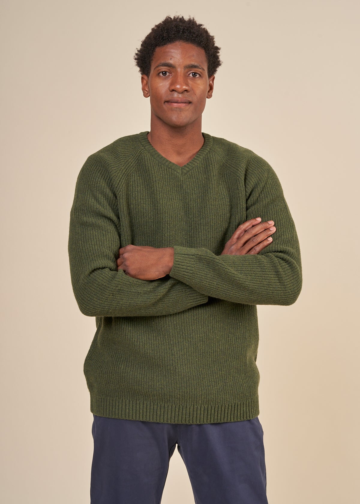 Pull col V en laine recyclée | vert olive "kerman olive"