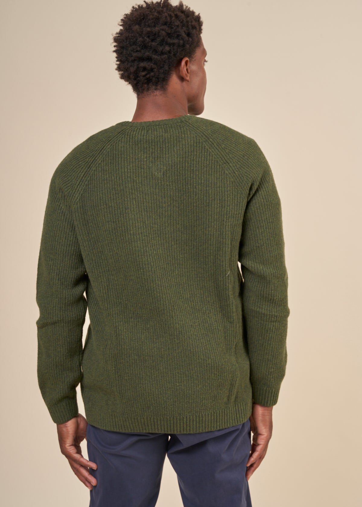 Pull col V en laine recyclée | vert olive "kerman olive"