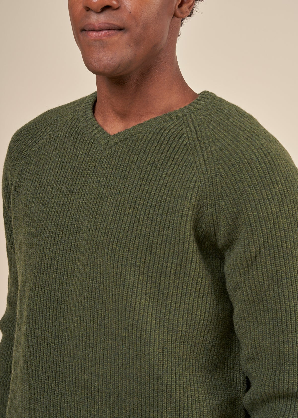 Pull col V en laine recyclée | vert olive "kerman olive"
