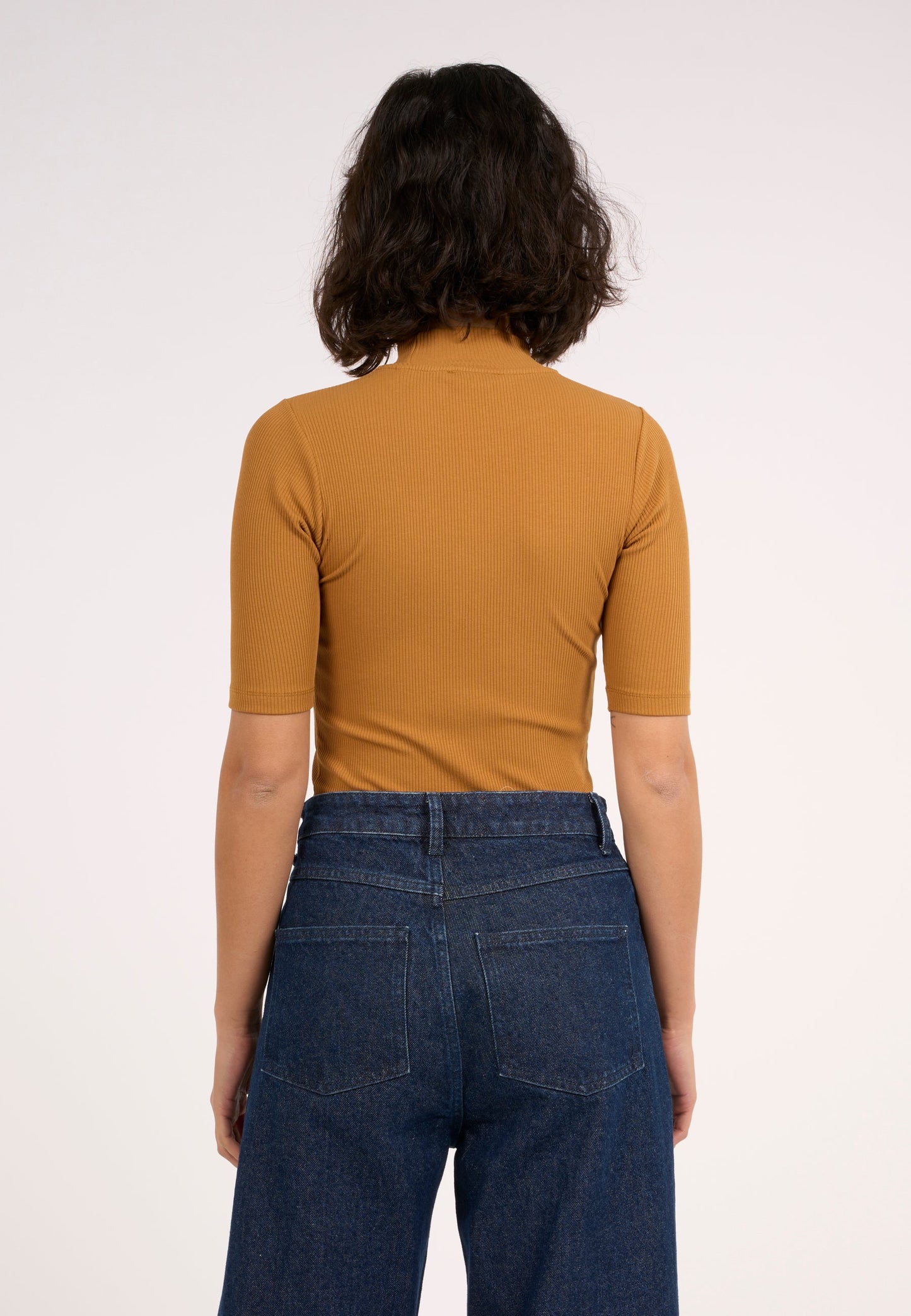 T-shirt col cheminée en coton bio | Jaune moutarde "rib high neck short sleeved brown sugar"
