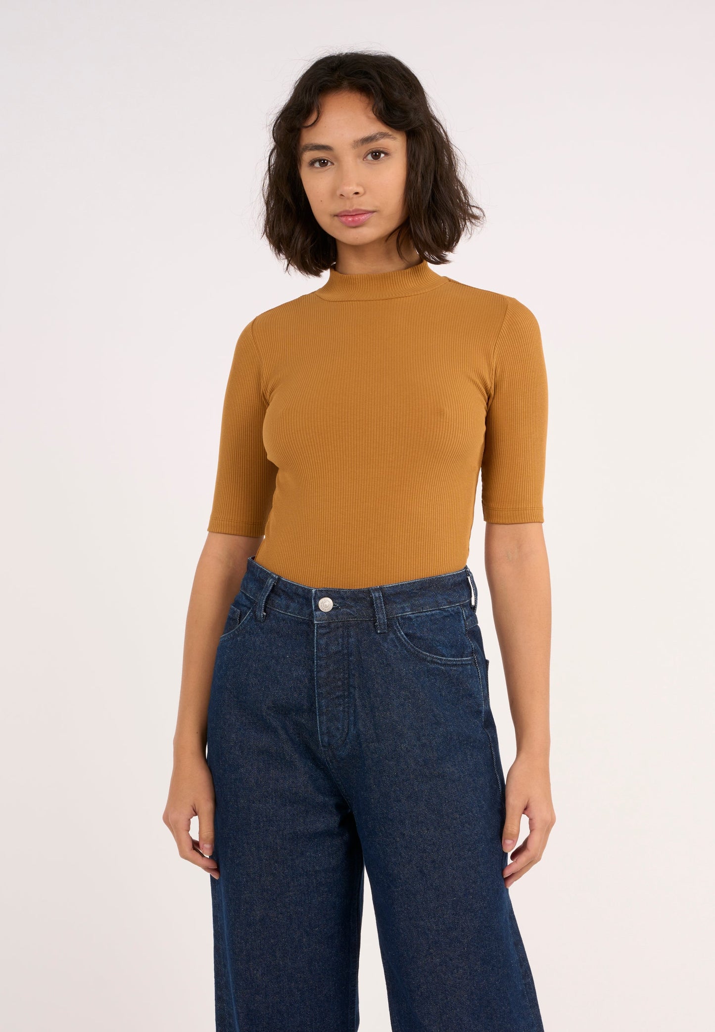 T-shirt col cheminée en coton bio | Jaune moutarde "rib high neck short sleeved brown sugar"