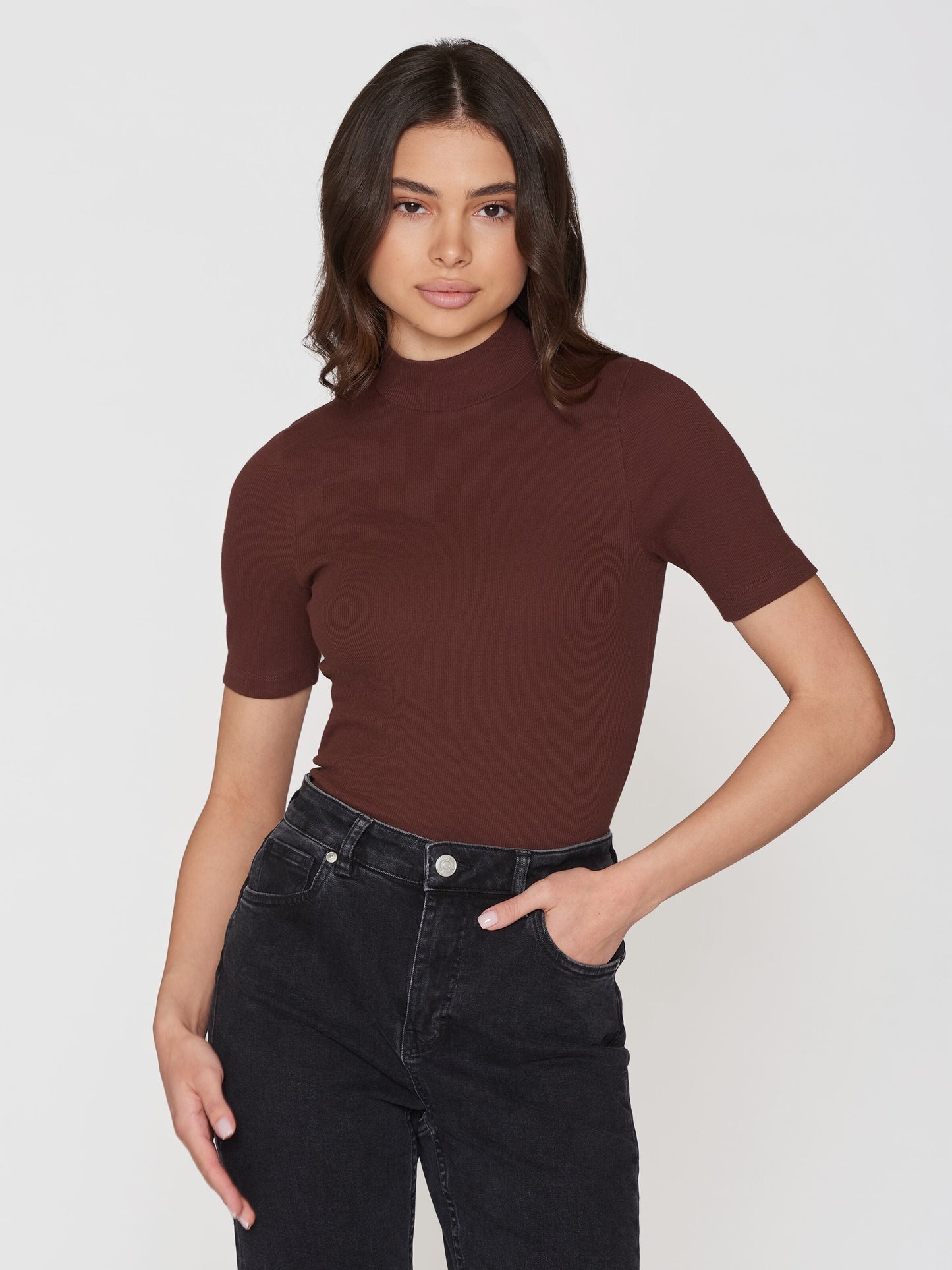 T-shirt col cheminée en coton bio | Acajou "rib high neck short sleeved deep mahogany"