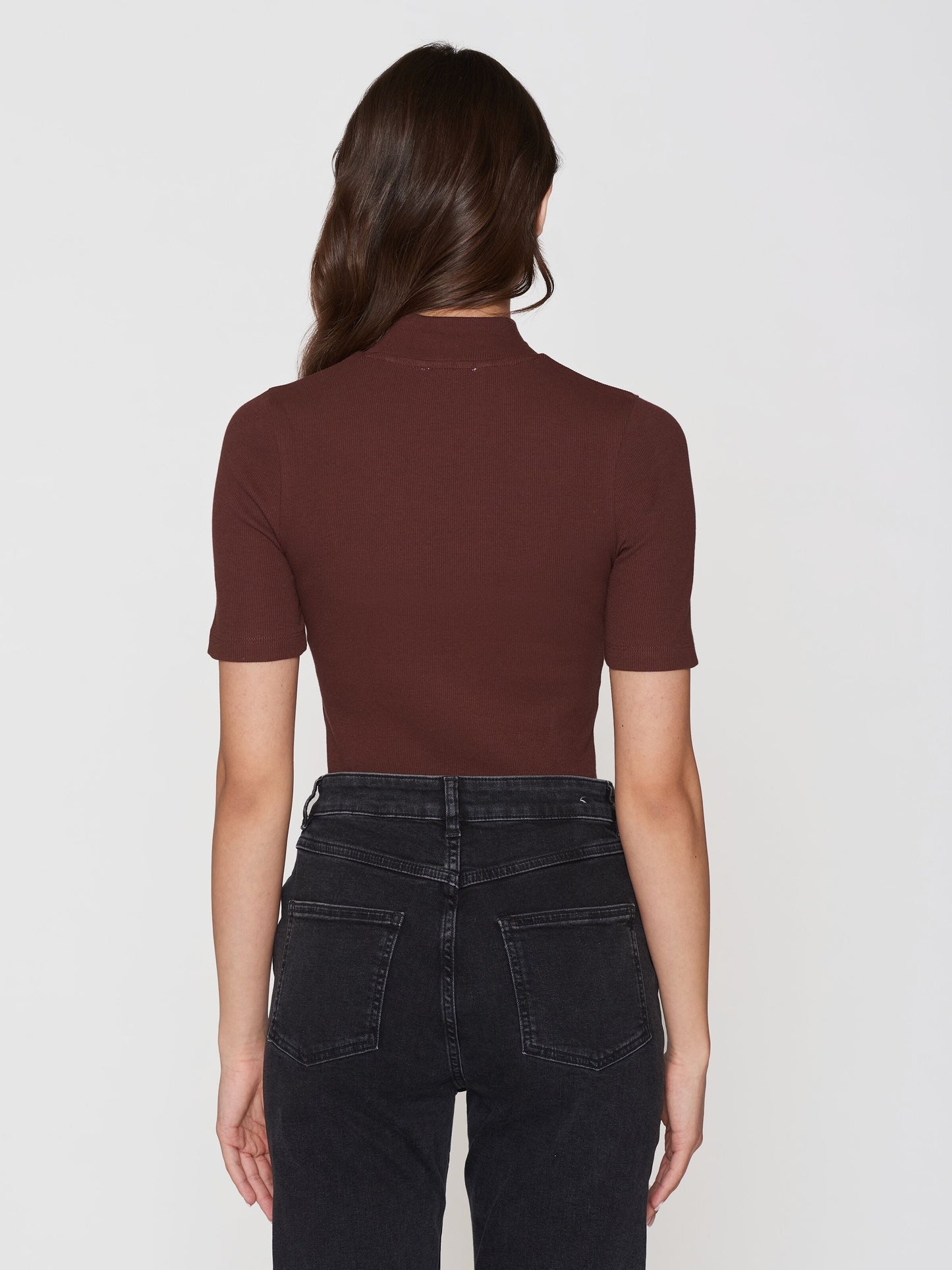 T-shirt col cheminée en coton bio | Acajou "rib high neck short sleeved deep mahogany"