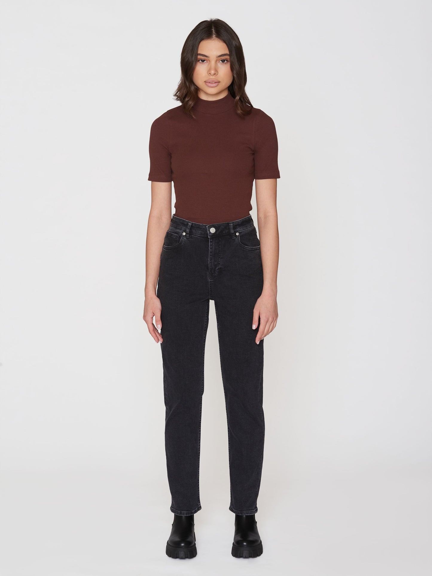 T-shirt col cheminée en coton bio | Acajou "rib high neck short sleeved deep mahogany"