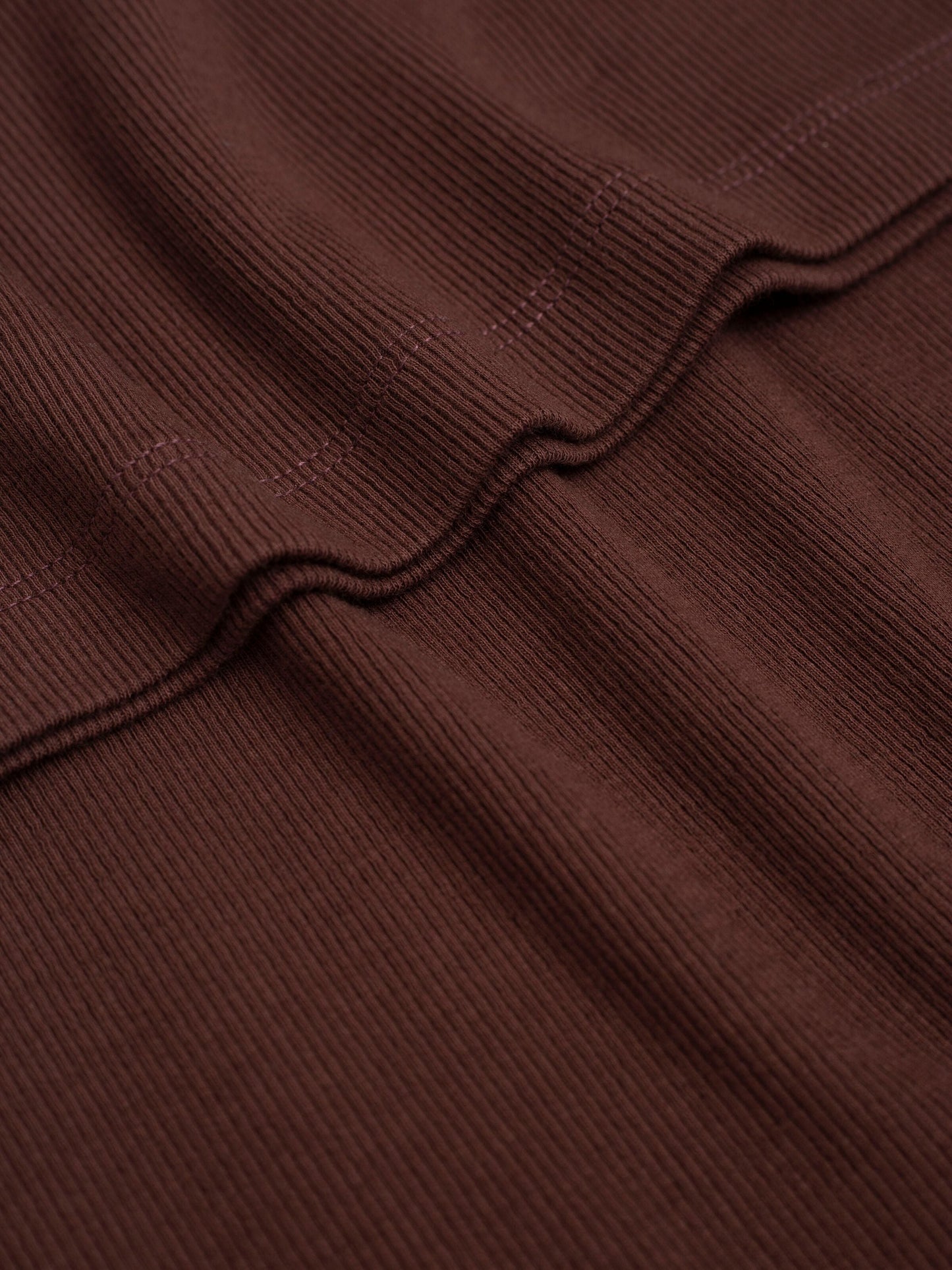 T-shirt col cheminée en coton bio | Acajou "rib high neck short sleeved deep mahogany"