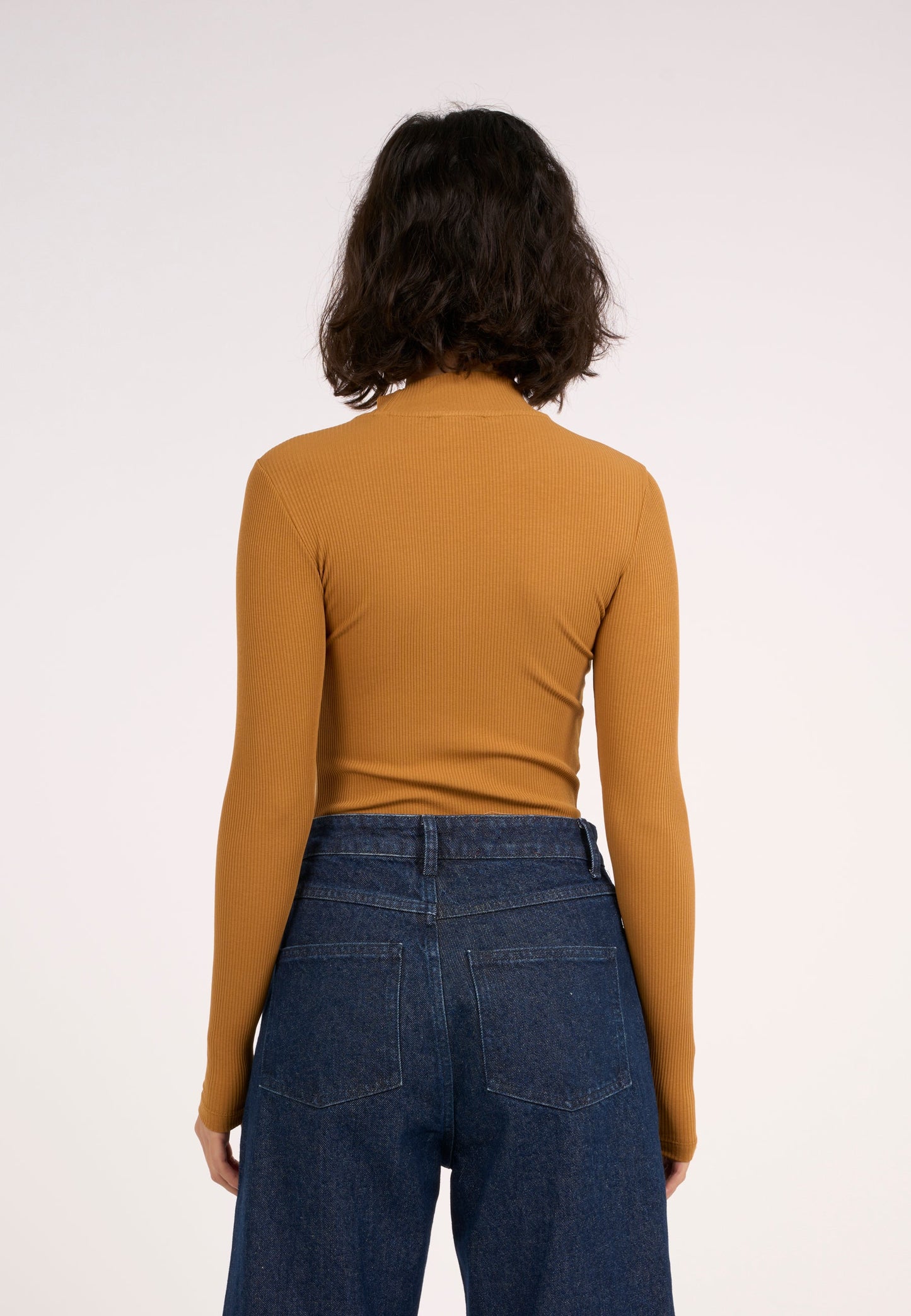 T-shirt manches longues en coton bio | Jaune moutarde "rib high neck long sleeved brown sugar"