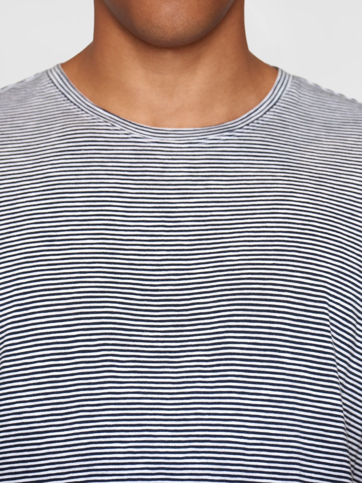 T-shirt rayé en coton bio | Bleu et blanc "narrow striped slub tee white stripe"