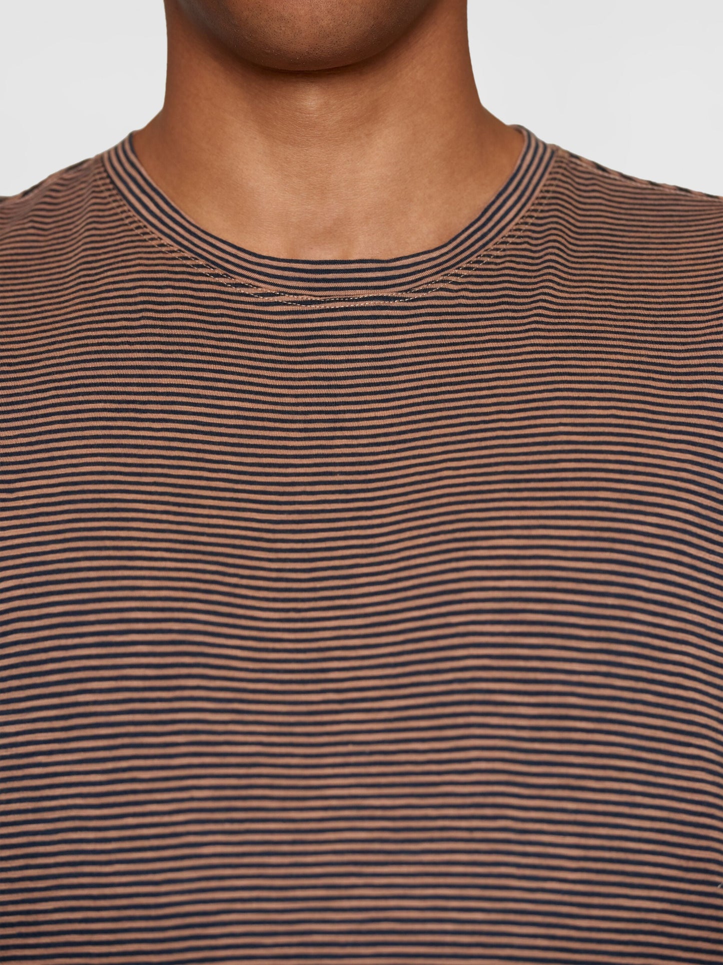 T-shirt rayé en coton bio | Marron et noir "narrow striped slub tee brown stripe"