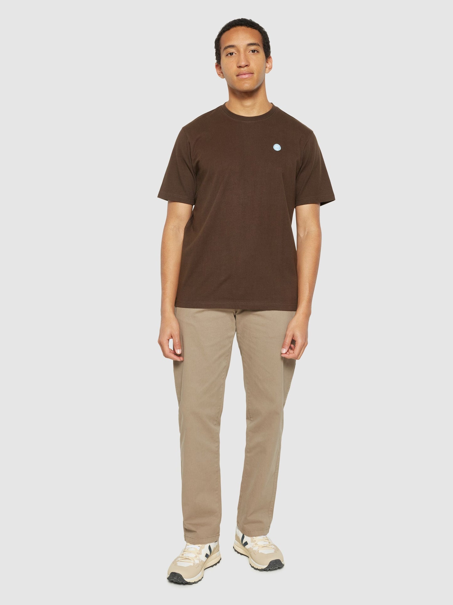 T-shirt uni en coton biologique | marron "loke badge tee - 1243 demitasse (brown)"
